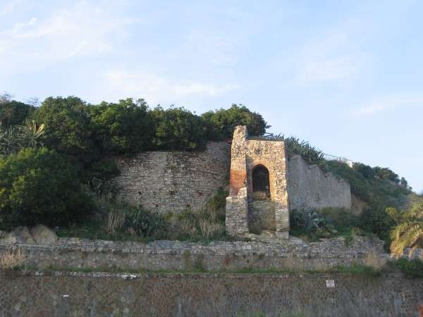 La costruzione del forte, che prende il nome dalla vicina Abbazia, avvenne tra il 1826 ed il 1836 e sorge dove prima c’era ....