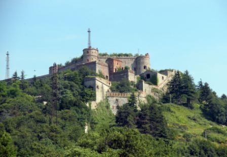 La presenza sulla cima del monte o nei suoi pressi di una fortezza ghibellina, costruita inizialmente in legno e poi di pietre, chiamata “Bastia del Peralto”, è documentata dal 1319......
