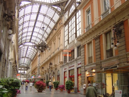 Intitolata al patriota Giuseppe Mazzini, corre parallela a via Roma e fu costruita tra il 1870 ed il 1880 sull'esempio dei famosi passages di Parigi.