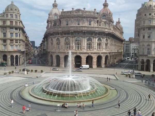 La piazza, intitolata a R. De Ferrari, politico e banchiere, ha forma irregolare e occupa una superficie complessiva di circa 11.000 m² in pieno centro.